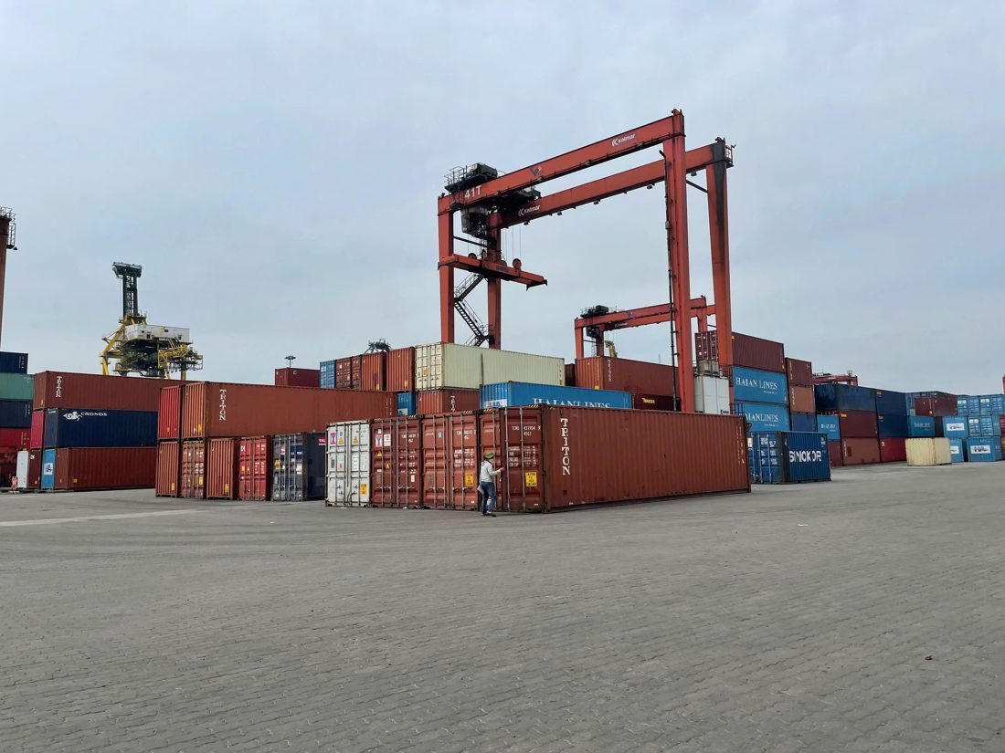Bãi container ở cảng với cổng trục