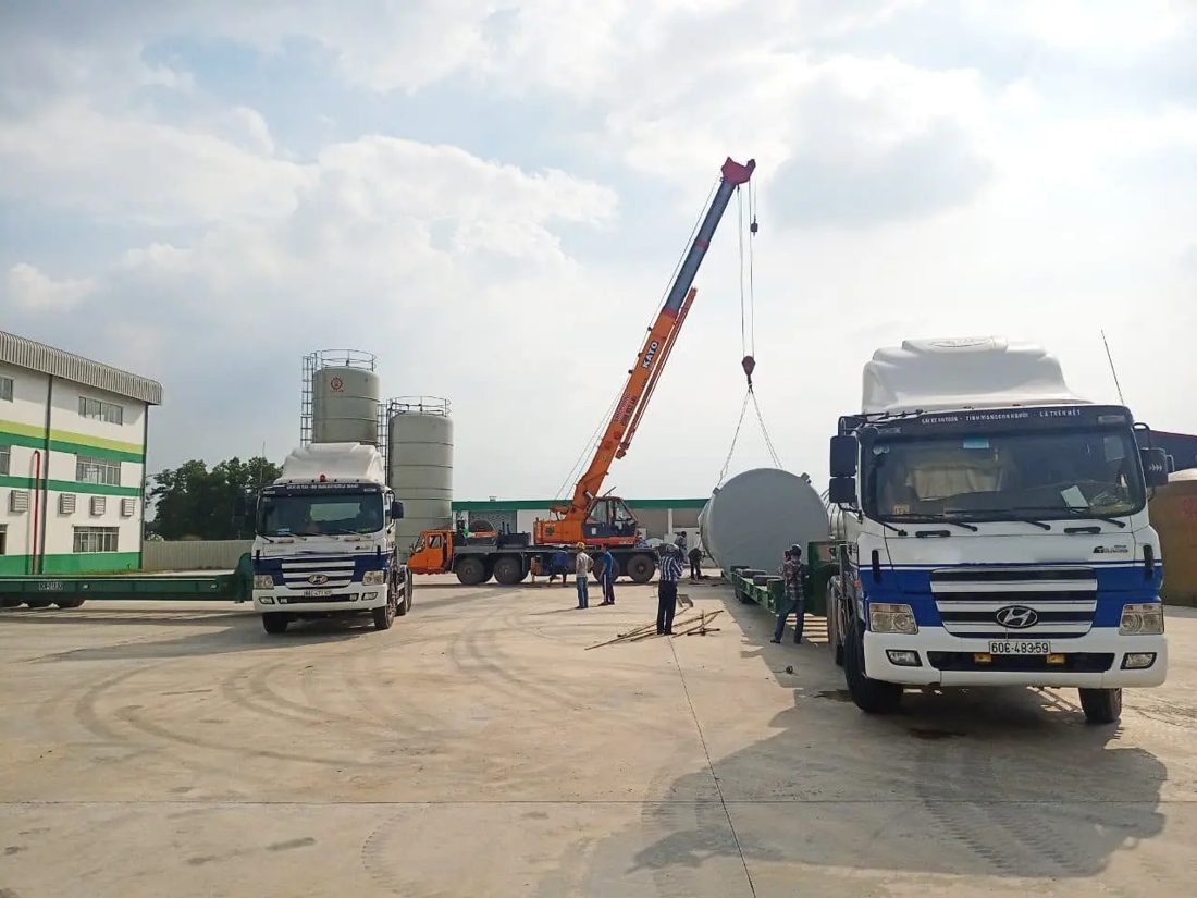 Cẩu bồn lớn lên xe tải trong nhà máy