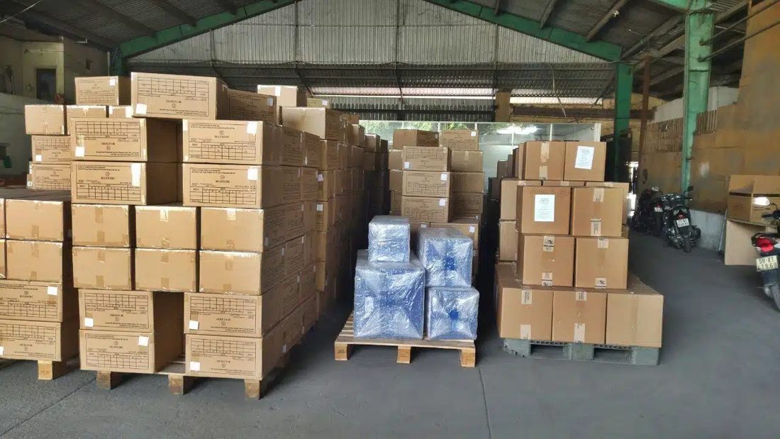 Hàng kê pallet trong kho
