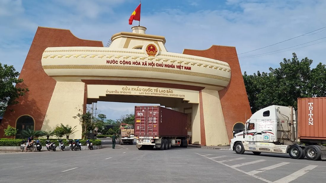 Xe đầu kéo container qua cửa khẩu