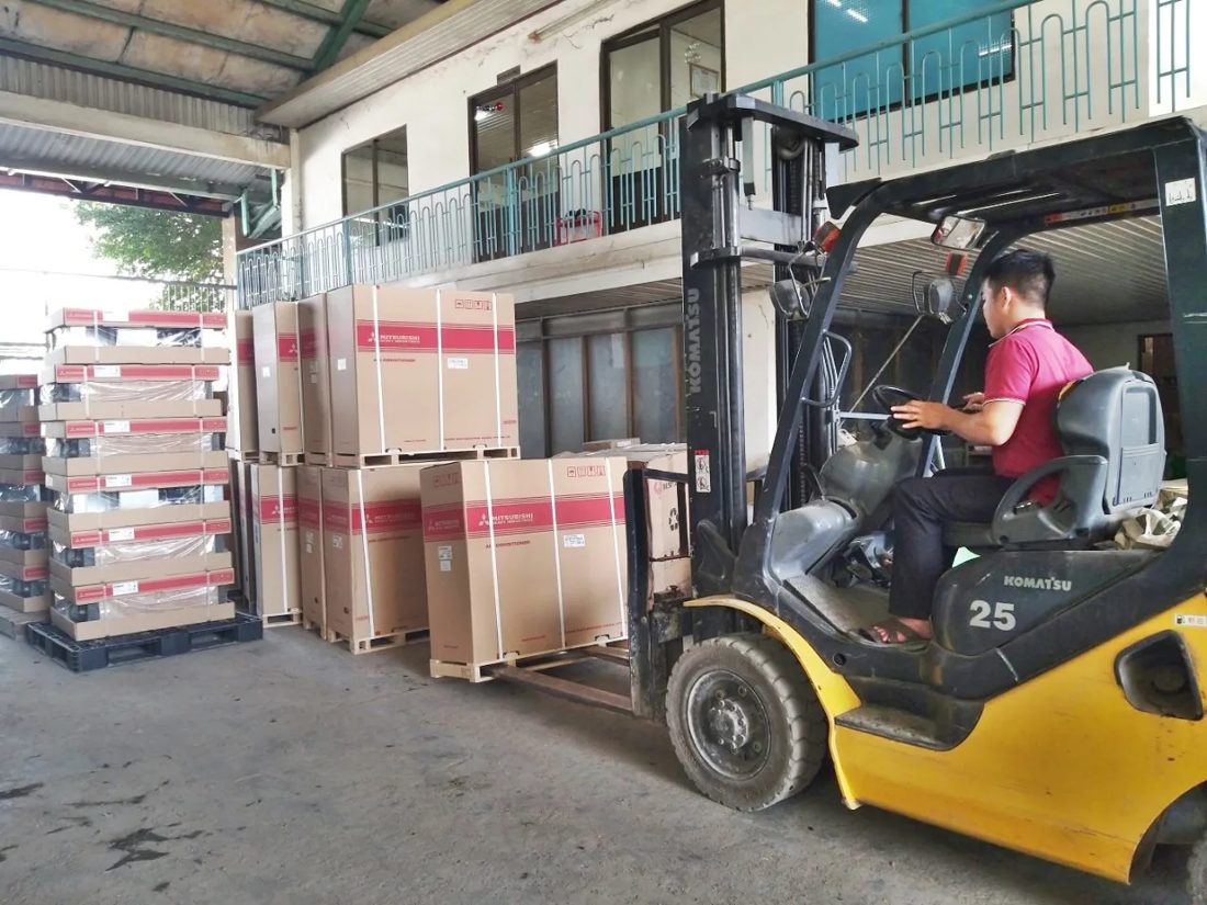 Xe nâng đưa pallet hàng vào kho