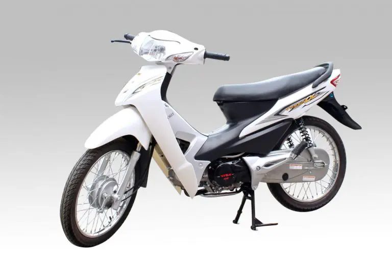 Xe máy số màu trắng