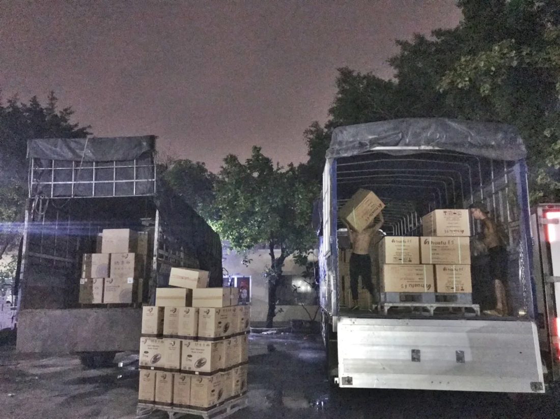 Xếp hàng thùng carton lên xe tải ban đêm