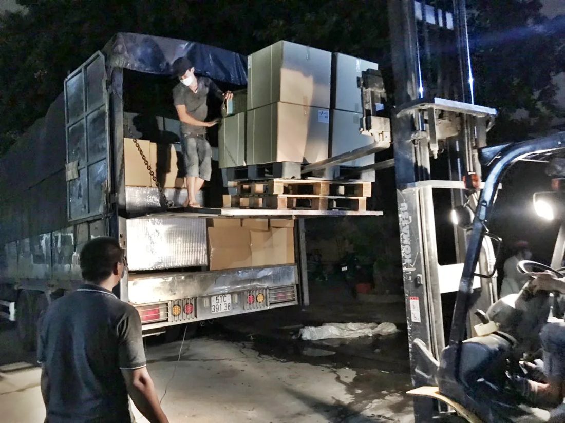 Xếp thiết bị lên xe tải bằng xe nâng ban đêm